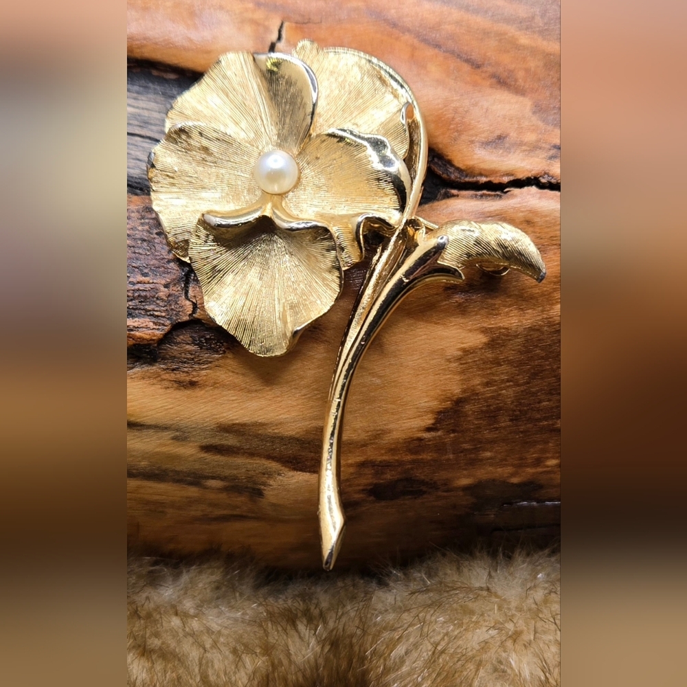Boucher Brooch #8376P Textured Gold Tone Pansy w/Faux Pearl Center 2.25" X 2" 🌼